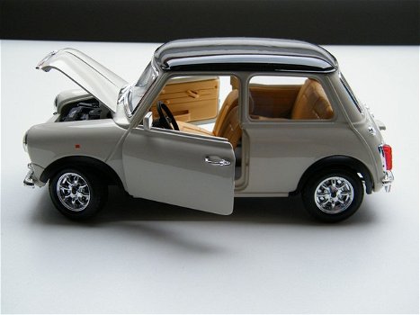Nieuw modelauto Oldtimer Mini Cooper 1969 – Bburago 1:18 - 5