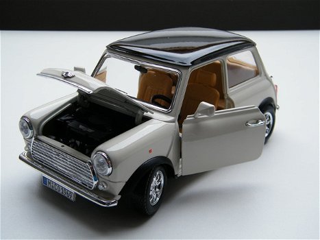 Nieuw modelauto Oldtimer Mini Cooper 1969 – Bburago 1:18 - 6