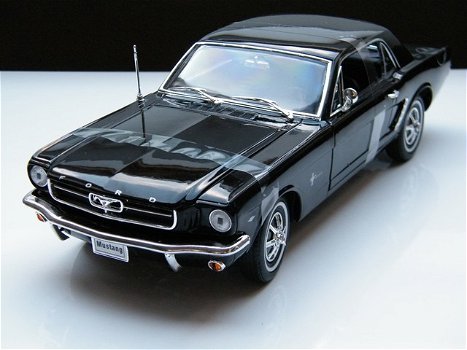 Nieuw schaalmodel Ford Mustang Coupe 1964 /65 – Welly 1:18 - 0