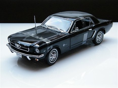 Nieuw schaalmodel Ford Mustang Coupe 1964 /65 – Welly 1:18 - 1