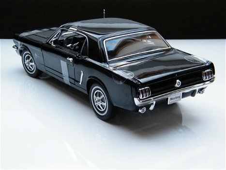 Nieuw schaalmodel Ford Mustang Coupe 1964 /65 – Welly 1:18 - 3