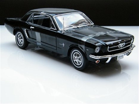 Nieuw schaalmodel Ford Mustang Coupe 1964 /65 – Welly 1:18 - 4