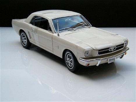 Nieuw schaal modelauto Ford Mustang Coupe 1964 /65 – Welly 1:18 - 0