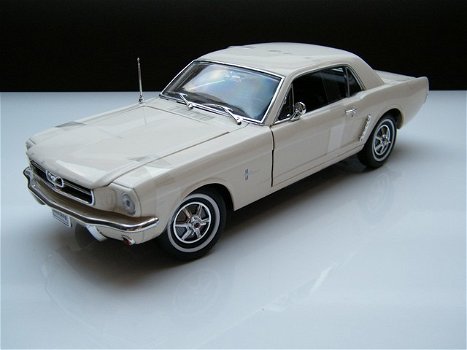 Nieuw schaal modelauto Ford Mustang Coupe 1964 /65 – Welly 1:18 - 1