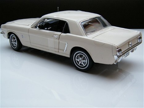 Nieuw schaal modelauto Ford Mustang Coupe 1964 /65 – Welly 1:18 - 2