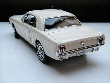 Nieuw schaal modelauto Ford Mustang Coupe 1964 /65 – Welly 1:18 - 3