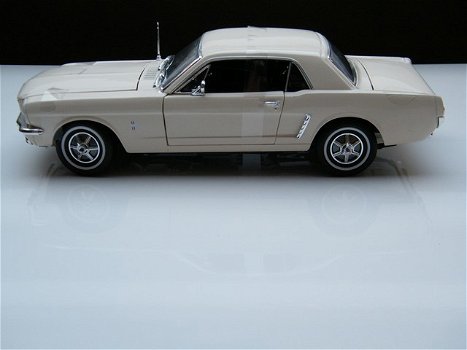 Nieuw schaal modelauto Ford Mustang Coupe 1964 /65 – Welly 1:18 - 4