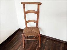 vintage lage houten stoel met rieten zitting