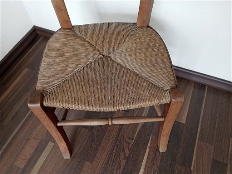 vintage lage houten stoel met rieten zitting - 1