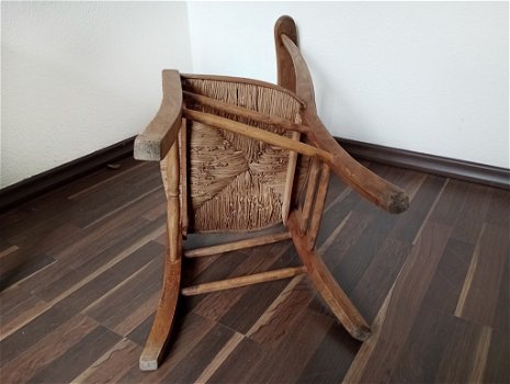 vintage lage houten stoel met rieten zitting - 3