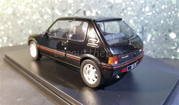 Peugeot 205 GTi zwart 1:24 Whitebox - 2