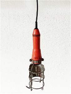 oude oranje looplamp als industriële hanglamp