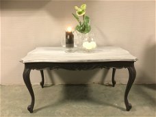 Geschilderde salon tafel gedecoreerd met zwarte led kaars.