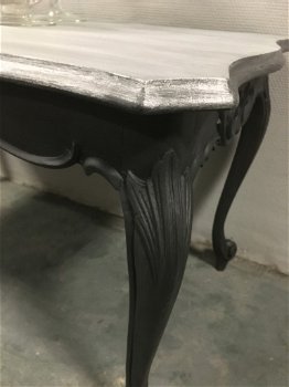 Geschilderde salon tafel gedecoreerd met zwarte led kaars. - 3