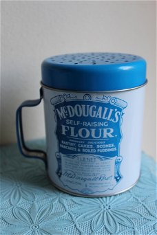Een praktische handige McDougall's flour shaker in blauw en wit