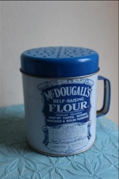 Een praktische handige McDougall's flour shaker in blauw en wit - 1