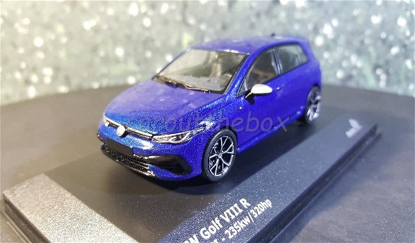VW Golf VIII R blauw 1:43 Solido Sol052 - 1