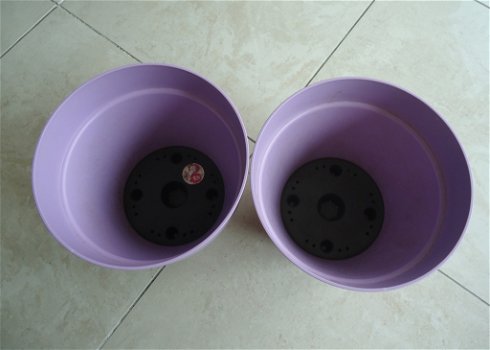 Drie ronde kunststof plantenbakken van Elho (kleur: lila). - 1