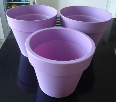 Drie ronde kunststof plantenbakken van Elho (kleur: lila). - 2