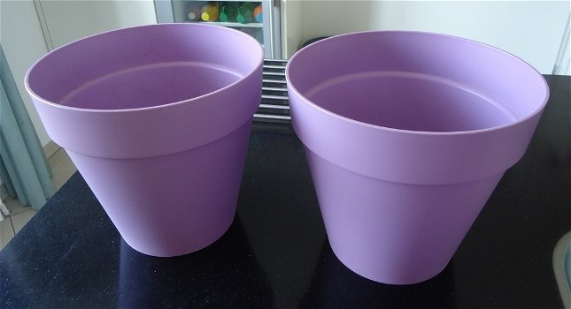 Drie ronde kunststof plantenbakken van Elho (kleur: lila). - 7