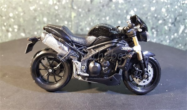 Triumph Speed triple 2011 zwart 1:18 Bburago B071 - 0