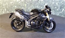 Triumph Speed triple 2011 zwart 1:18 Bburago B071