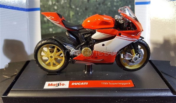Ducati 1199 Superleggera rood/wit 1:18 Maisto MA244 - 0