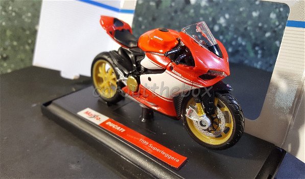 Ducati 1199 Superleggera rood/wit 1:18 Maisto MA244 - 1