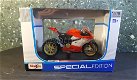 Ducati 1199 Superleggera rood/wit 1:18 Maisto MA244 - 3 - Thumbnail
