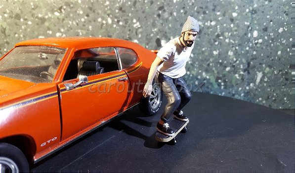 Diorama figuur skateboarder 2 1:18 Amer. diorama AD410 - 1