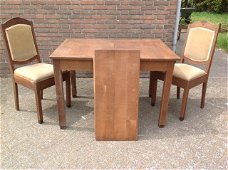 Eetkamerset - tafel + 4 beklede stoelen - 95 jaar oud