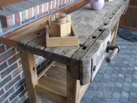 Oude werkbank ( sidetable ) - 1