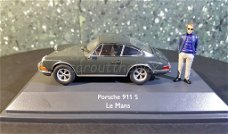 Porsche 911 Le Mans met figuur 1/43 Schuco