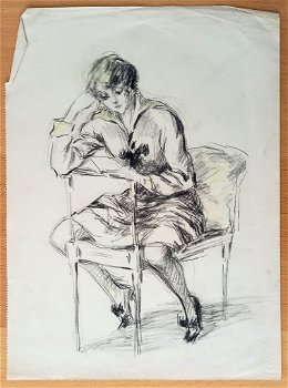A493-21 Oude tekening Vrouw zittend op 2 stoelen, lezend - 0