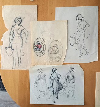 A493-66 Oude tekeningen 4 bladen schetsen vrouw met kruik - 0