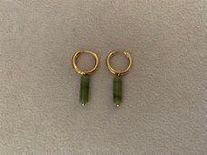 Kleine gouden hoop oorbellen met groene staafjes ibiza rvs