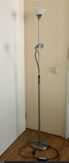 Zilverkleurige staande lamp
