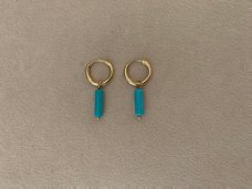 Kleine gouden hoop oorbellen met turquoise blauwe staafjes