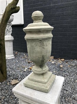 Een stenen urn , urn - 6