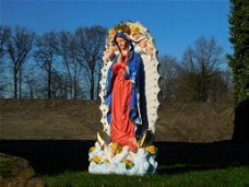 Maria beeld in kleur