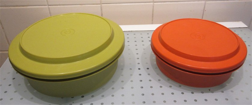 Vintage TUPPERWARE oranje en groen 2 serveerschalen met deksel - 0