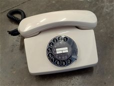vintage witte telefoon met draaischijf