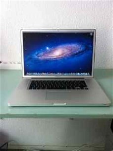 Macbook Pro W8933MPM66E en Apple Time Capsule met 2 Terrabyte opslag Enz.