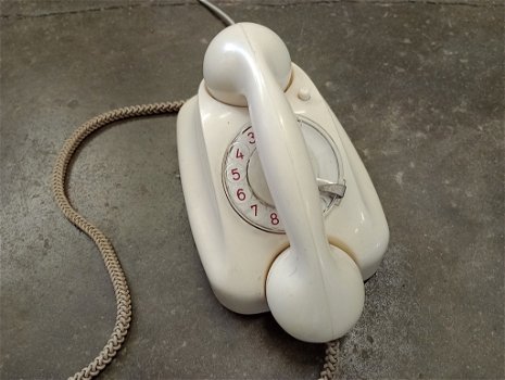 Antieke witte telefoon met draaischijf - 0