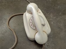 Antieke witte telefoon met draaischijf