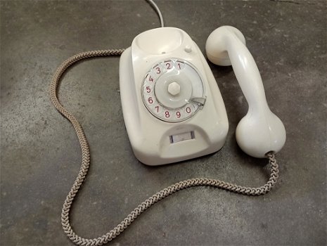 Antieke witte telefoon met draaischijf - 1