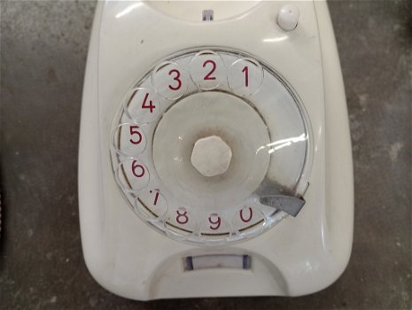 Antieke witte telefoon met draaischijf - 2