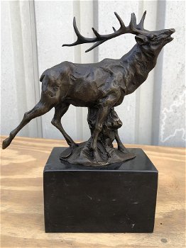Een brons beeld hert , hert - 1