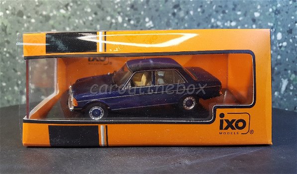 Mercedes-Benz 240D 1976 blauw 1/43 Ixo V878 - 3