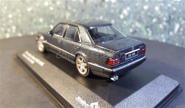 Mercedes-BenzE60 AMG zwart 1/43 Solido Sol062 - 2